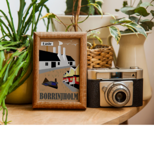 Hasle plakat i en billederamme på et bord.