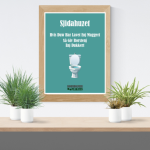 En billederamme med en Bornholmsk plakat som har et motiv af et toilet og en sjov tekst.
